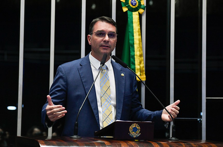 Flávio Bolsonaro condiciona desistência da candidatura à liberação do pai nas urnas